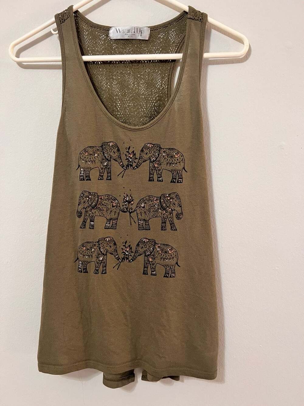 Wound Up Women's Olive Green Whimsical Elephant Floral Graphic Tank Top Size M